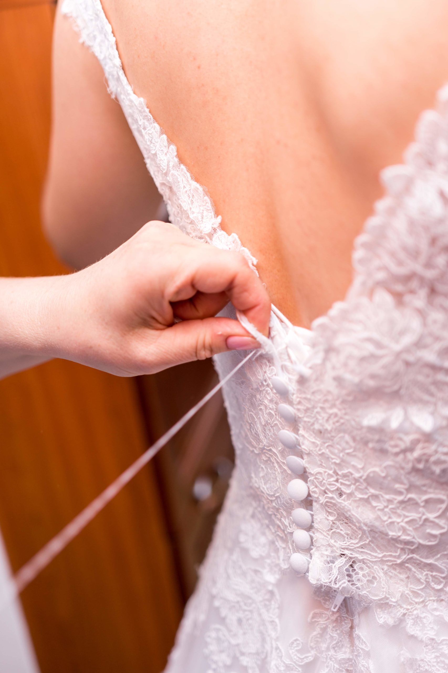 svadobné šaty, odpadnutý gombík